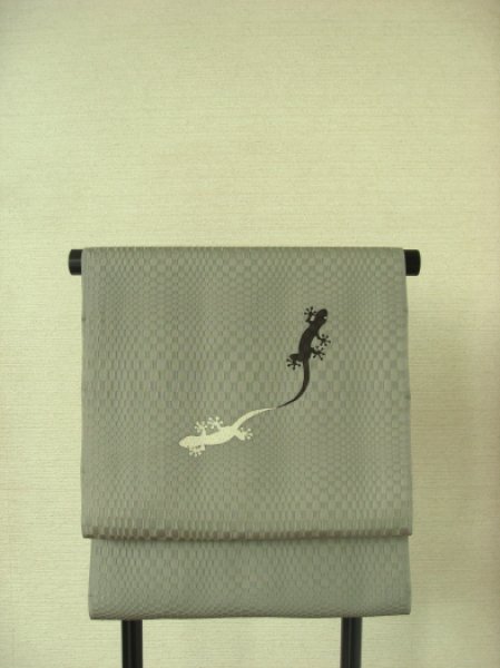 画像4: 紋綸子利休ねず色地名古屋帯＊ヤモリ５（未仕立） (4)