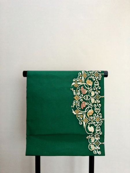 画像3: 新古大島緑色地名古屋帯＊葡萄唐草（未仕立） (3)